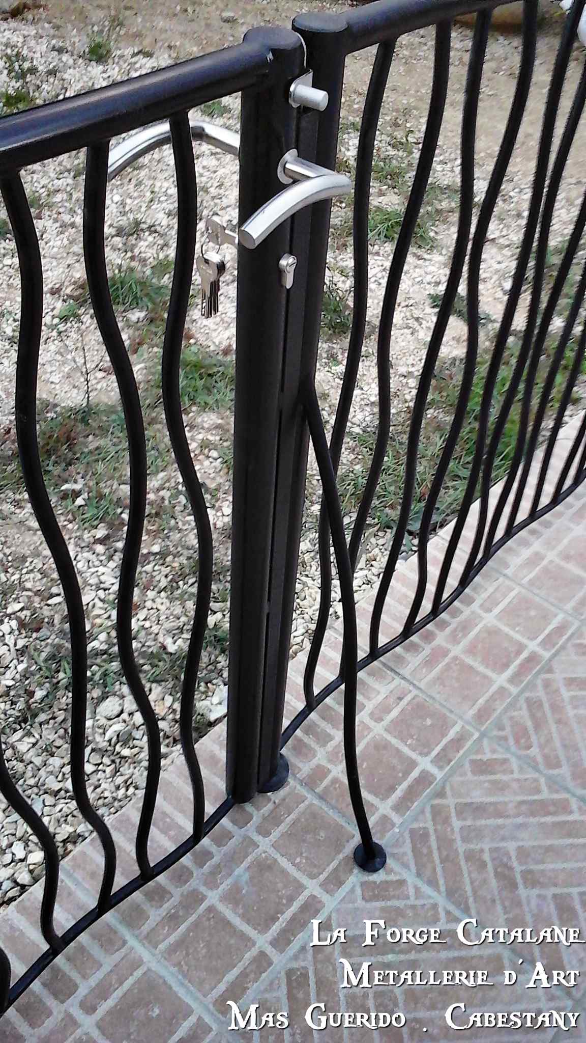 Portillon cloture barreau effet tordu fer La Forge Catalane Cabestany.jpg